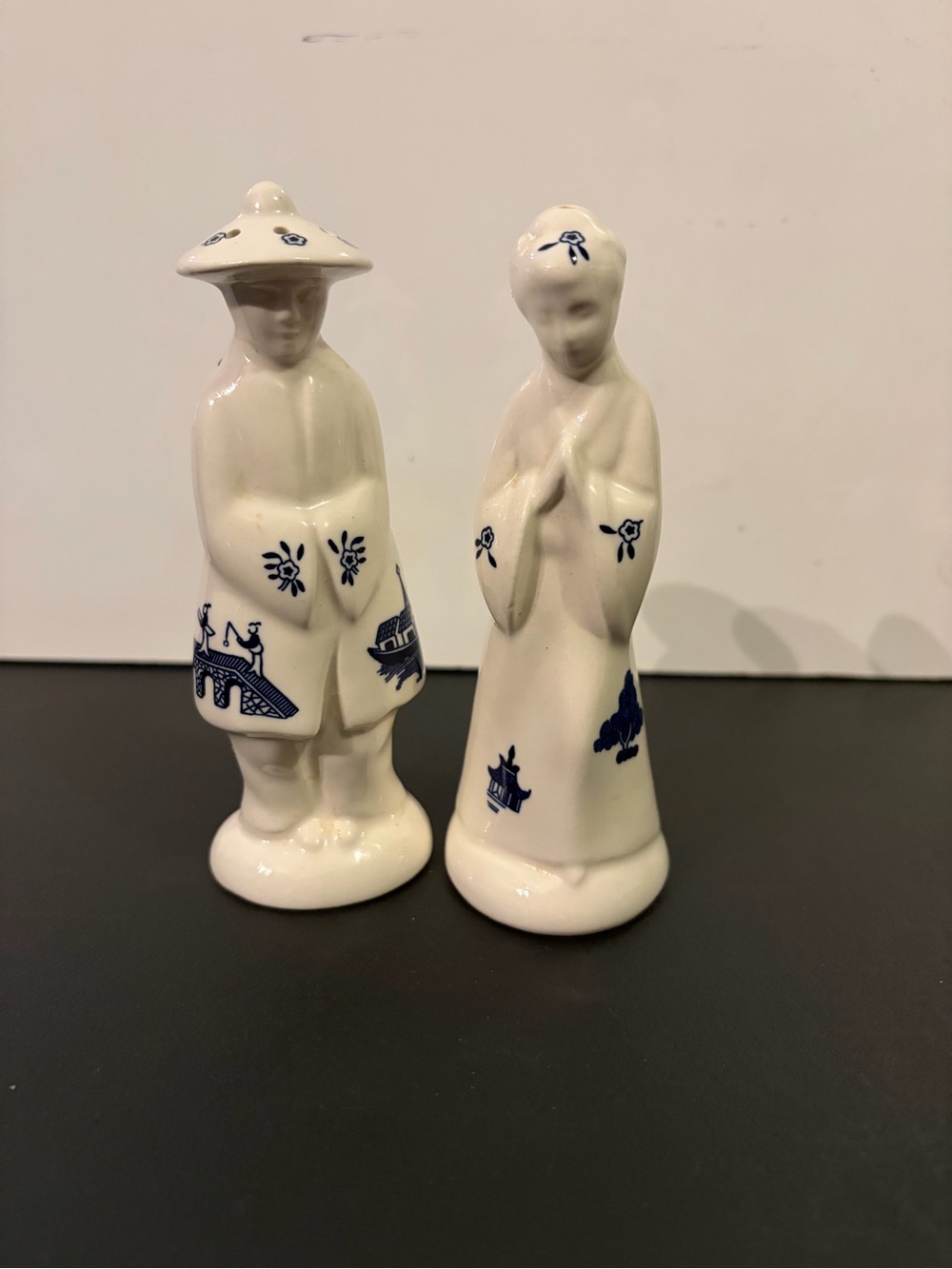 VNTG Churchill England Blue Willow Figural Salt & Pepper Shaker Set Asian Couple
